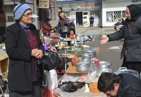 Поле Чудес на сухумском рынкеПоле чудес в Сухуме: мир людей и вещей - Sputnik Абхазия