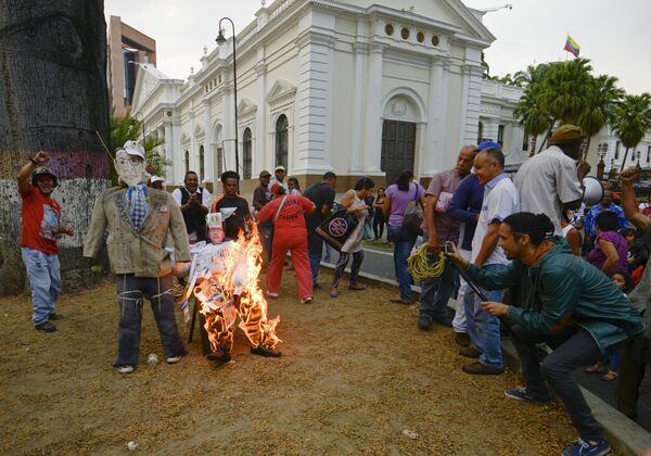 Жители Венесуэлы отметили Пасху традиционным для этой страны образом - сожжением чучел людей, больше всего огорчивших граждан за прошедший год - Sputnik Абхазия