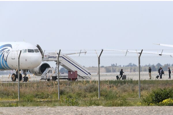 Член экипажа угнанного самолета компании EgyptAir после посадки в аэропорту Ларнаки во вторник, 29 марта 2016. - Sputnik Абхазия