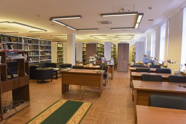 Читальный зал краеведческого отдела. У посетителей даже есть возможность увидеть первый Анбан. - Sputnik Абхазия