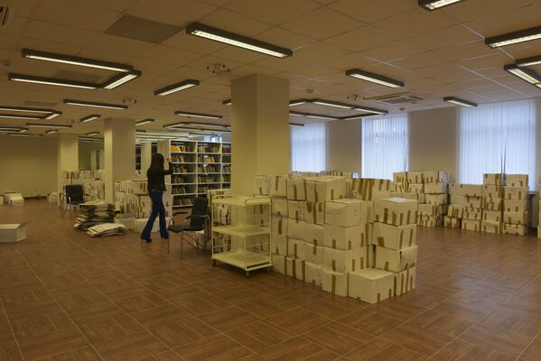 Не все залы библиотеки еще работают. Продолжается обустройство залов. Работники раскладывают книги. - Sputnik Абхазия