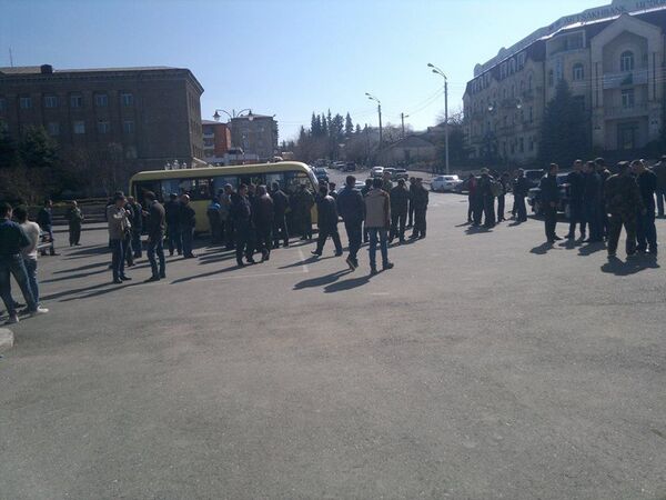 Сбор добровольцев на площади Степанакерта - Sputnik Абхазия