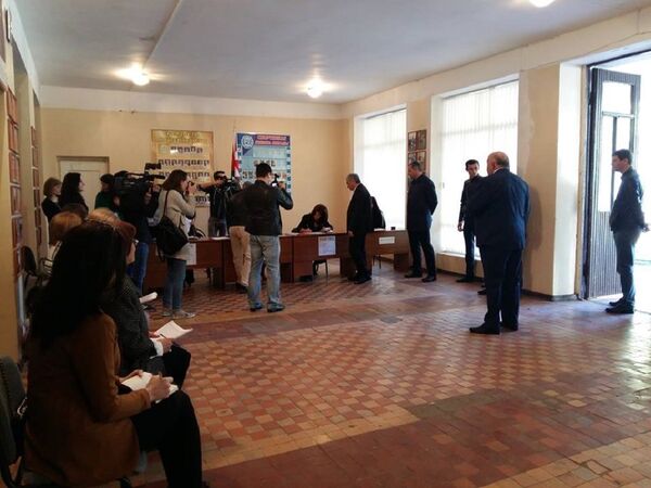 Рауль Хаджимба проголосовал на выборах в Городское собрание Сухума - Sputnik Абхазия