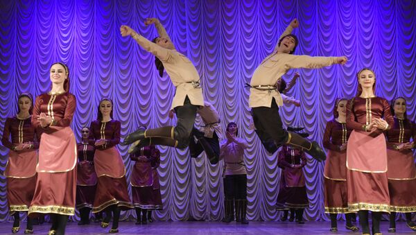 Ансамбль народного танца из Адыгеи Нальмэс выступил в Сухуме - Sputnik Абхазия