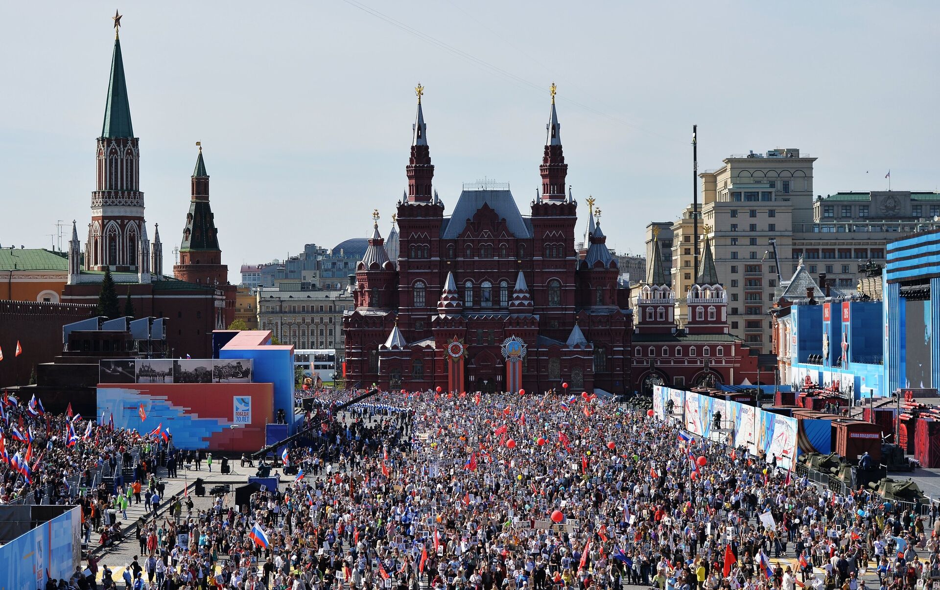 Бессмертный полк на красной площади в Москве