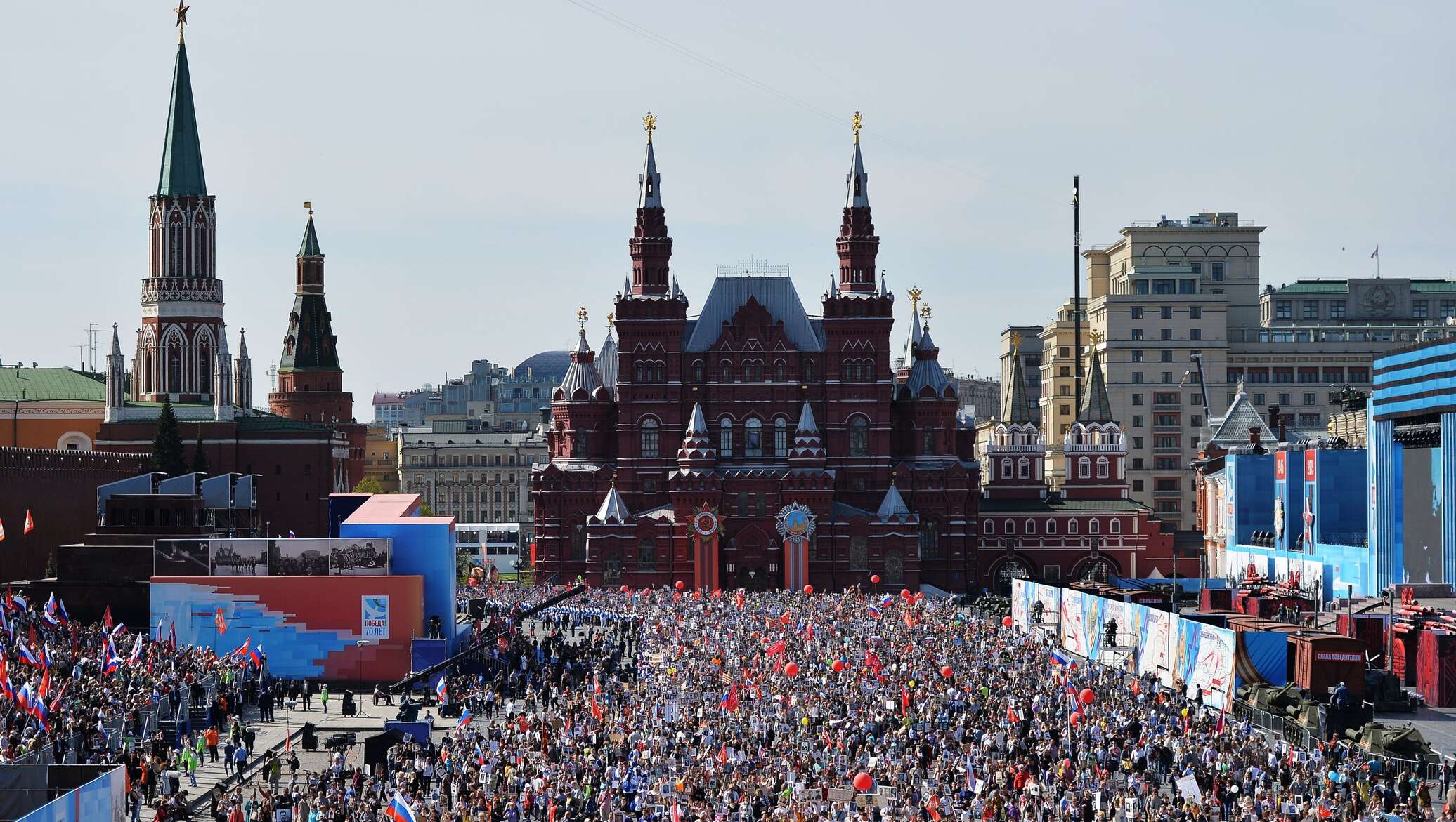 Все в москве живут. Бессмертный полк красная площадь. 9 Мая Бессмертный полк Москва. Народ на красной площади. День Победы в России.