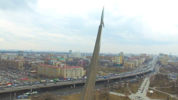 СПУТНИК_Монумент &quot;Покорителям космоса&quot; и памятник Гагарину с высоты птичьего полета - Sputnik Абхазия