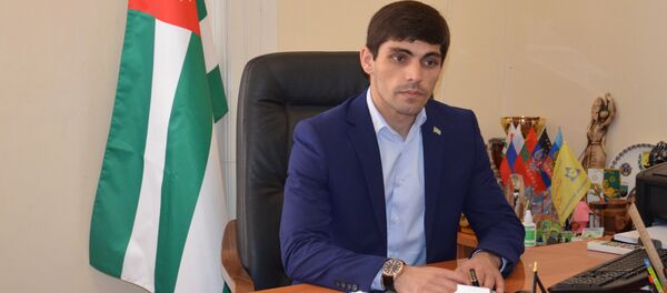 Аԥсны аҿар рполитиказы аҳәынҭқарратә еилакы ахантәаҩы Алиас Аҩыӡба. - Sputnik Аҧсны