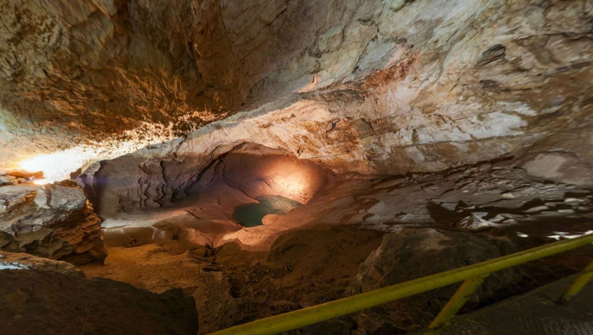 Новоафонская пещера первый зал озеро