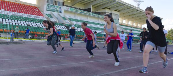 Тренировка легкоатлетов на республиканском стадионе. Архивное фото Тренировка легкоатлетов на республиканском стадионе. Архивное фото - Sputnik Абхазия
