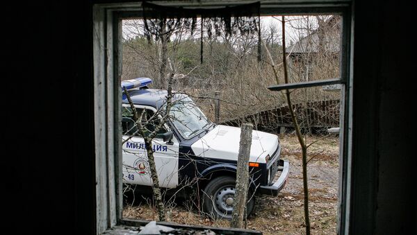 Вид на патрульную машину из брошенного дома - Sputnik Абхазия