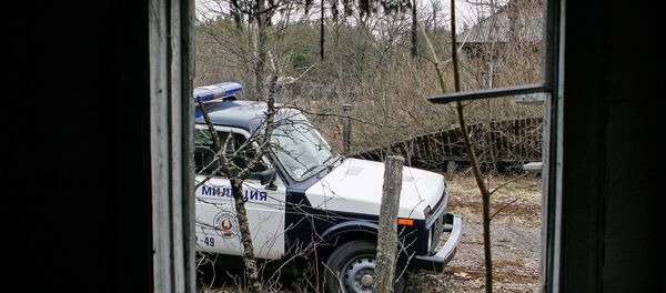 Вид на патрульную машину из брошенного дома Вид на патрульную машину из брошенного дома - Sputnik Абхазия