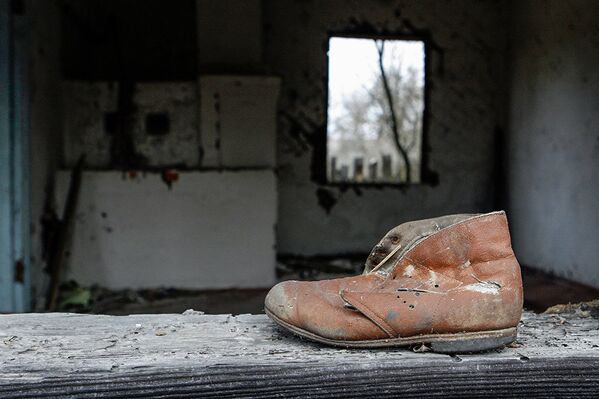 Детский ботинок на подоконнике дома деревни Ломачи, отселенной в 1990-1991 годах. - Sputnik Абхазия
