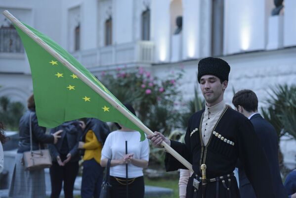 День флага Адыгеи - концерт на театральной площади - Sputnik Абхазия