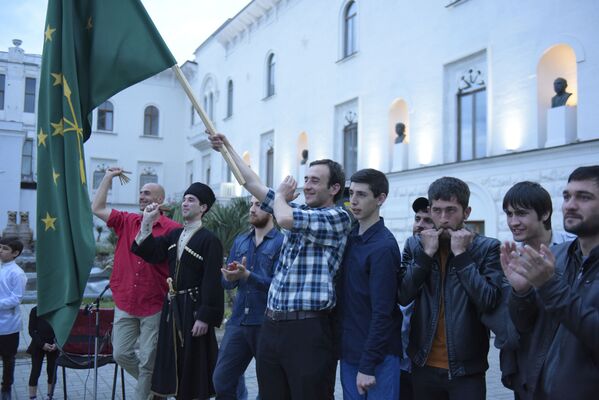 День флага Адыгеи - концерт на театральной площади - Sputnik Абхазия