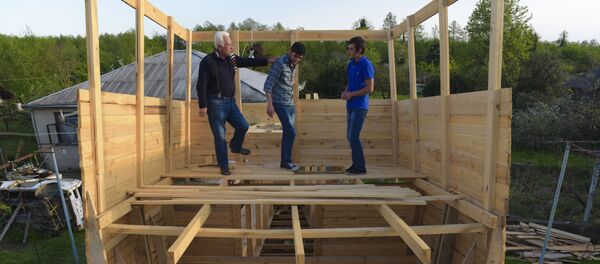 Кораблестроитель в селе Адзюбжа Кораблестроитель в селе Адзюбжа - Sputnik Абхазия