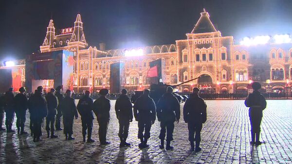 Торжественный марш и бронетехника – ночная репетиция парада Победы в Москве - Sputnik Абхазия