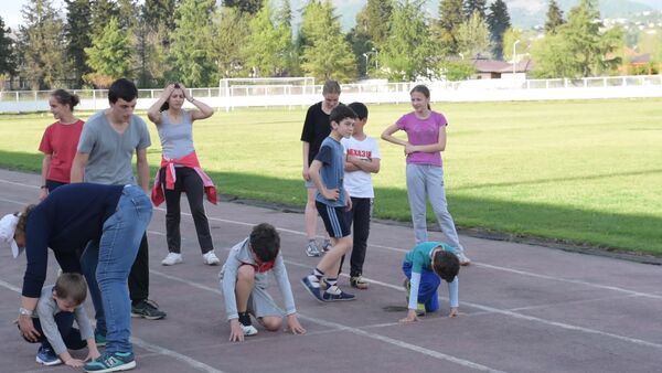 Тренировки молодых легкоатлетов на Сухумском стадионе - Sputnik Абхазия