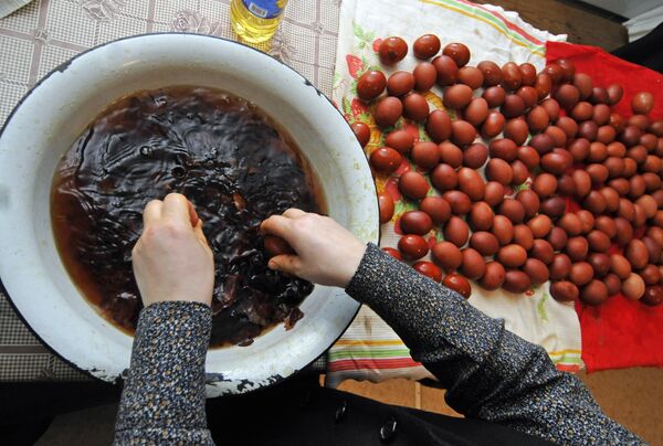Яйца красят в луковой шелухе к празднику Пасхи. Архивное фото. - Sputnik Абхазия