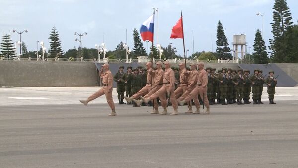 Знамя Победы и флаг РФ: репетиция военного парада на авиабазе Хмеймим в Сирии - Sputnik Абхазия