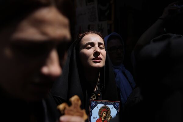 Православные паломники из Абхазии во время процессии в Страстную пятницу в Старом городе Иерусалима. - Sputnik Абхазия