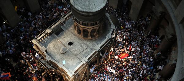 Православные верующие христиане молятся вокруг гробницы Иисуса в храме Гроба Господня в Старом городе Иерусалима - Sputnik Абхазия