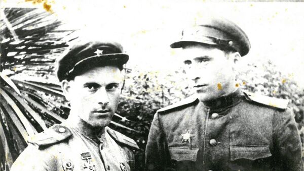 Ветеран Дмитрий Цугба (слева) - Sputnik Абхазия