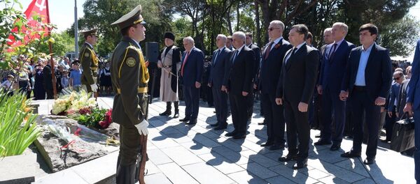 У памятника Неизвестному Солдату состоялись возложение цветов и митинг посвящённый празднованию победы в Великой Отечественной войне. У памятника Неизвестному Солдату состоялись возложение цветов и митинг посвящённый празднованию победы в Великой Отечественной войне. - Sputnik Абхазия
