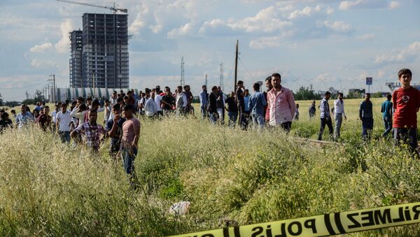 Люди на месте взрывы бомбы 10 мая 2016 года в Диярбакыре. - Sputnik Абхазия