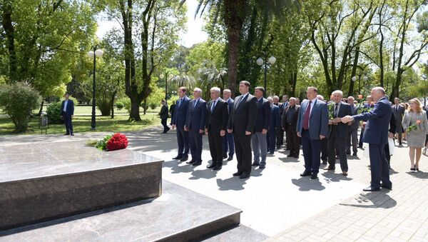 Возложение цветов к памятнику Баграта Шинкуба - Sputnik Абхазия