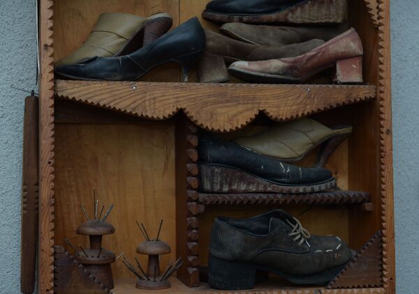 Старая обувь в доме-музее Хецуриани. - Sputnik Абхазия