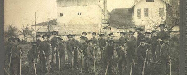 Ученики в огороде горской школы Ученики в огороде горской школы - Sputnik Абхазия