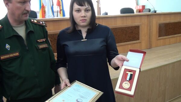 Медаль Вооруженных Сил Сирии вручена вдове российского матроса Позынича - Sputnik Абхазия