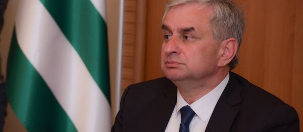 Президент Рауль Хаджимба на заседании комиссии по абхазскому языку. Президент Рауль Хаджимба на заседании комиссии по абхазскому языку. - Sputnik Абхазия
