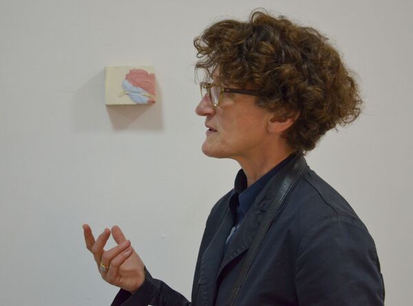 Мария Магдалена З'Грагген на фоне своей работы - Sputnik Абхазия