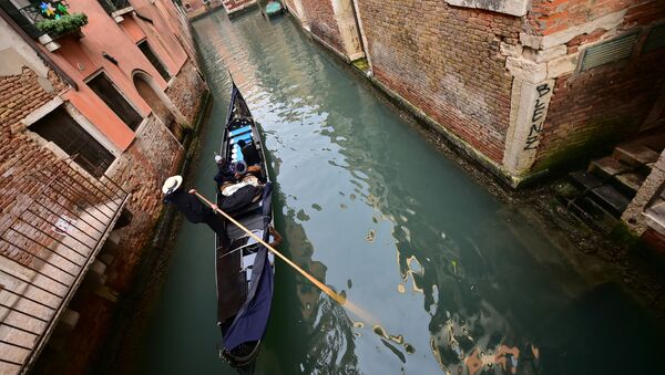 Люди катаются в гондолах в Венеции. - Sputnik Абхазия