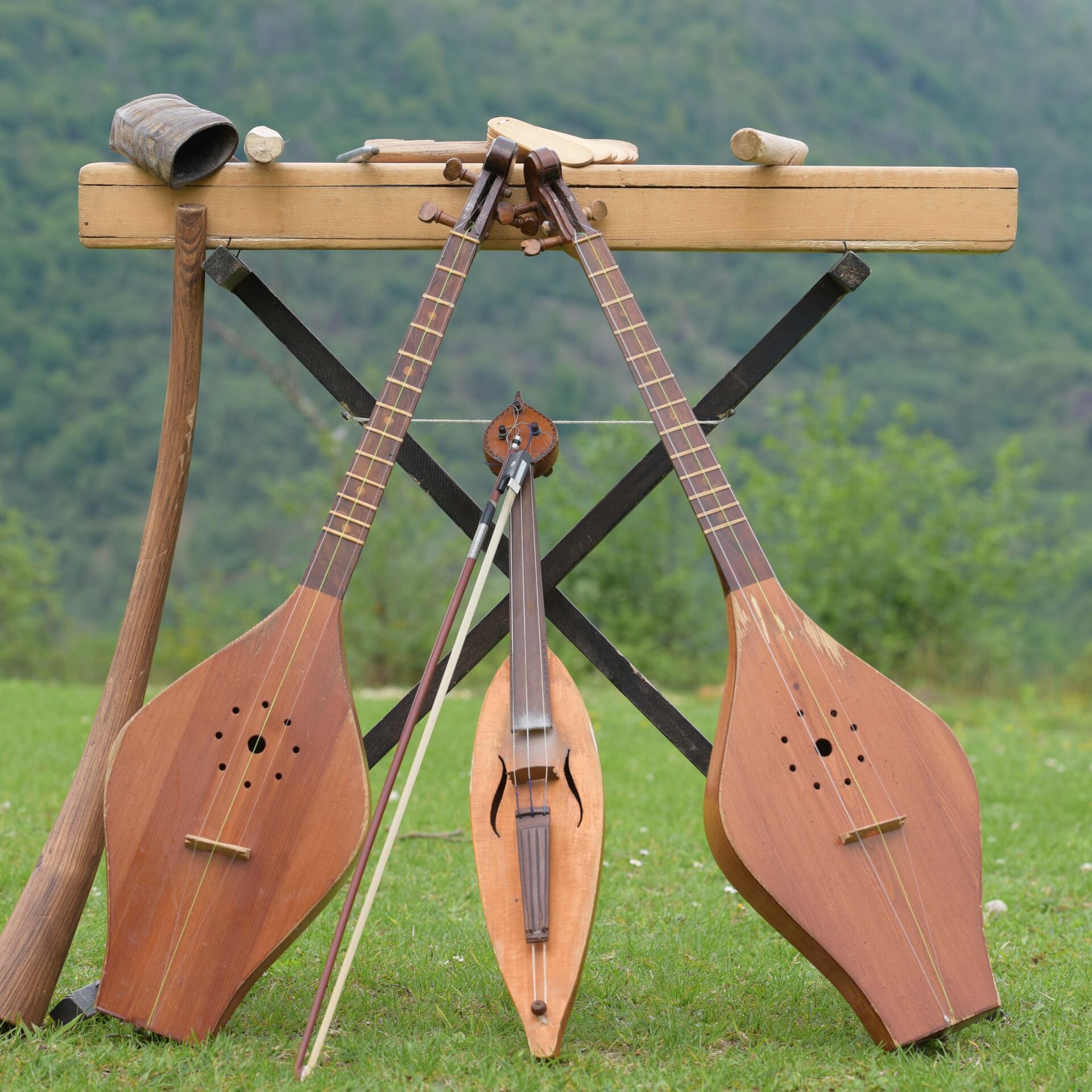 Чеченский инструмент. Апхьарца Абхазский музыкальный инструмент. Грузинский музыкальный инструмент Чонгури. Ачамгур Абхазский инструмент.