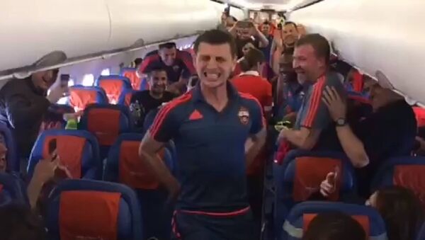 Алан Дзагоев станцевал лезгинку на борту самолета - Sputnik Абхазия