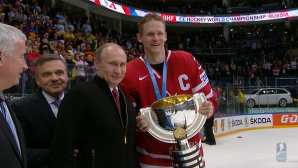 Путин поздравил сборную Канады с победой в ЧМ по хоккею и вручил капитану кубок - Sputnik Абхазия