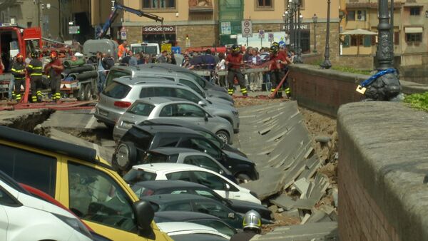 Около 20 машин провалились в яму в центре Флоренции. Кадры с места ЧП. - Sputnik Абхазия