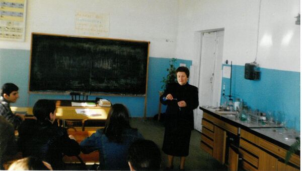Фатима Ашхаруа со студентами - Sputnik Абхазия