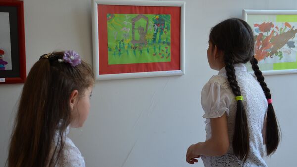 Реабилитационный центр для детей с ограниченными возможностями впервые выставил работы своих подопечных 31 мая в сухумском Доме детского творчества Айнар. - Sputnik Абхазия