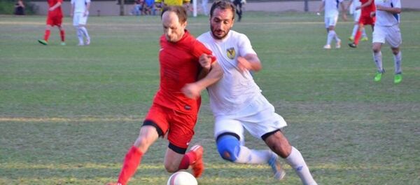 Полузащитник абхазского клуба Афон Армен Капикян (слева) Полузащитник абхазского клуба Афон Армен Капикян (слева) - Sputnik Абхазия