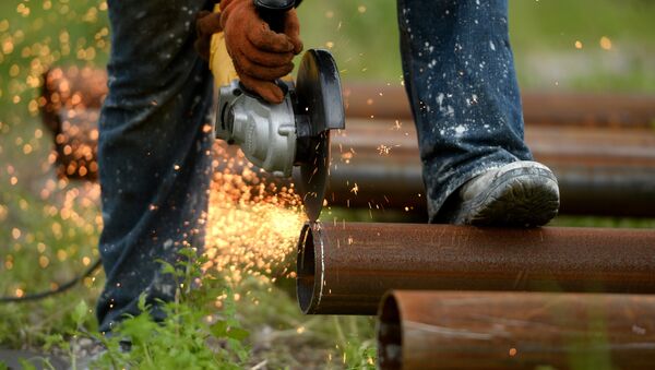 Рабочий обрабатывает водопроводную трубу - Sputnik Абхазия