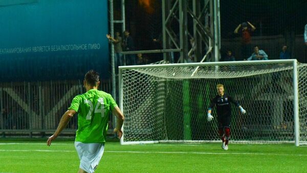 Игрок сборной Абхазии Дмитрий Кортава забивает гол в ворота соперника - Sputnik Абхазия