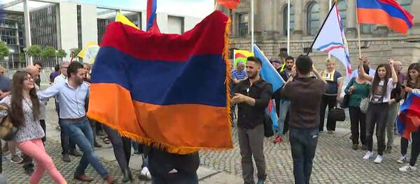 Признание Бундестагом геноцида армян: кадры голосования и реакция берлинцев. Признание Бундестагом геноцида армян: кадры голосования и реакция берлинцев. - Sputnik Абхазия