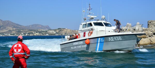 Катер береговой охраны с мигрантами на борту. Архивное фото. Катер береговой охраны с мигрантами на борту. Архивное фото. - Sputnik Абхазия