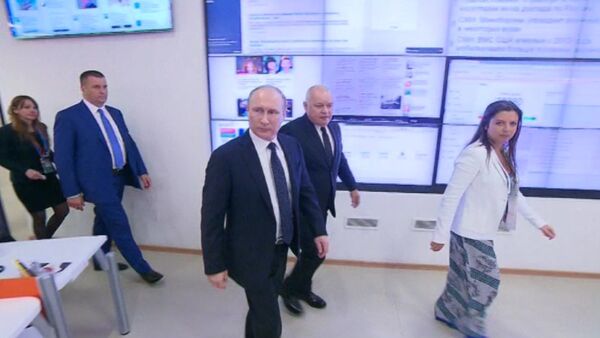 Путину в МИА Россия сегодня показали, как работает радиостанция Sputnik. - Sputnik Абхазия
