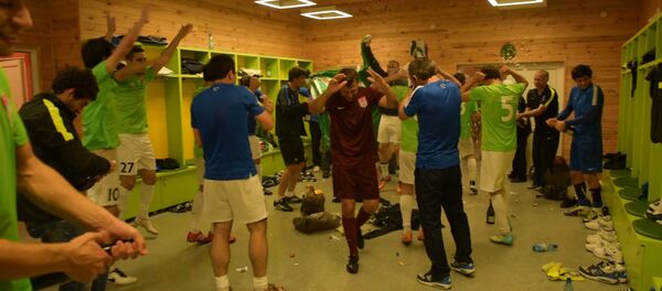 Шампанское и танцы победителей ЧМ ConIFA 2016 - Sputnik Абхазия