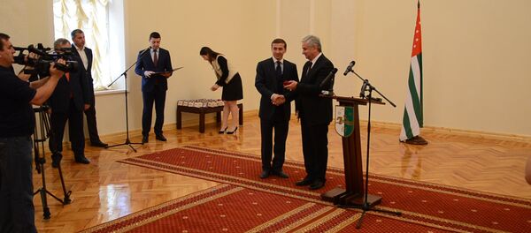 Чемпионов ConIFA наградили орденами Ахьдз-Апша III степени Чемпионов ConIFA наградили орденами Ахьдз-Апша III степени - Sputnik Абхазия